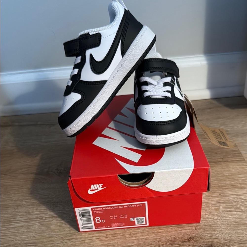 Nike Kids Black and White dunk sneakers 8C